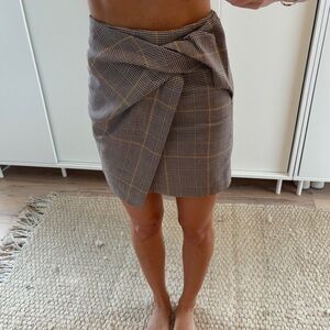 Aritzia Babaton Tartan Beige Mini Grid Plaid Faux Twist Wrap Mini Skirt Size 0